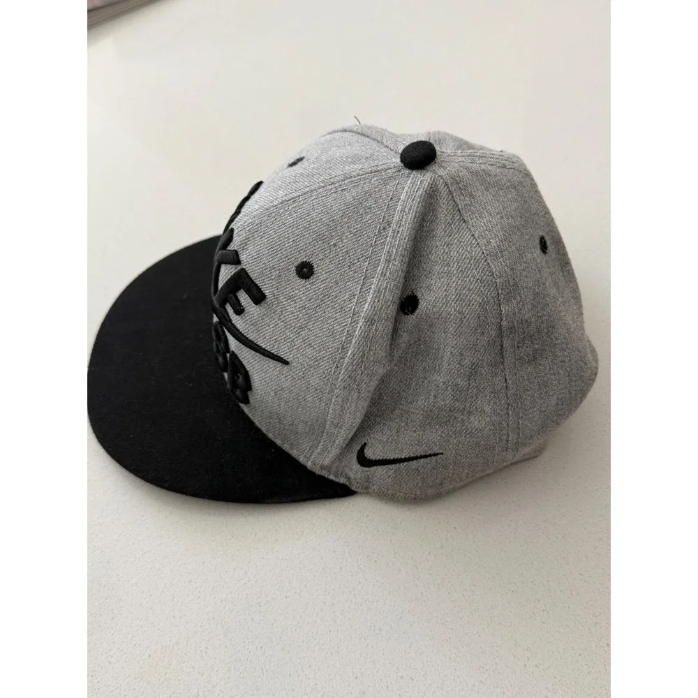 Nike SB Snapback Hat Grey Black Flat Brim Embroidered Logo Adjustable Cap